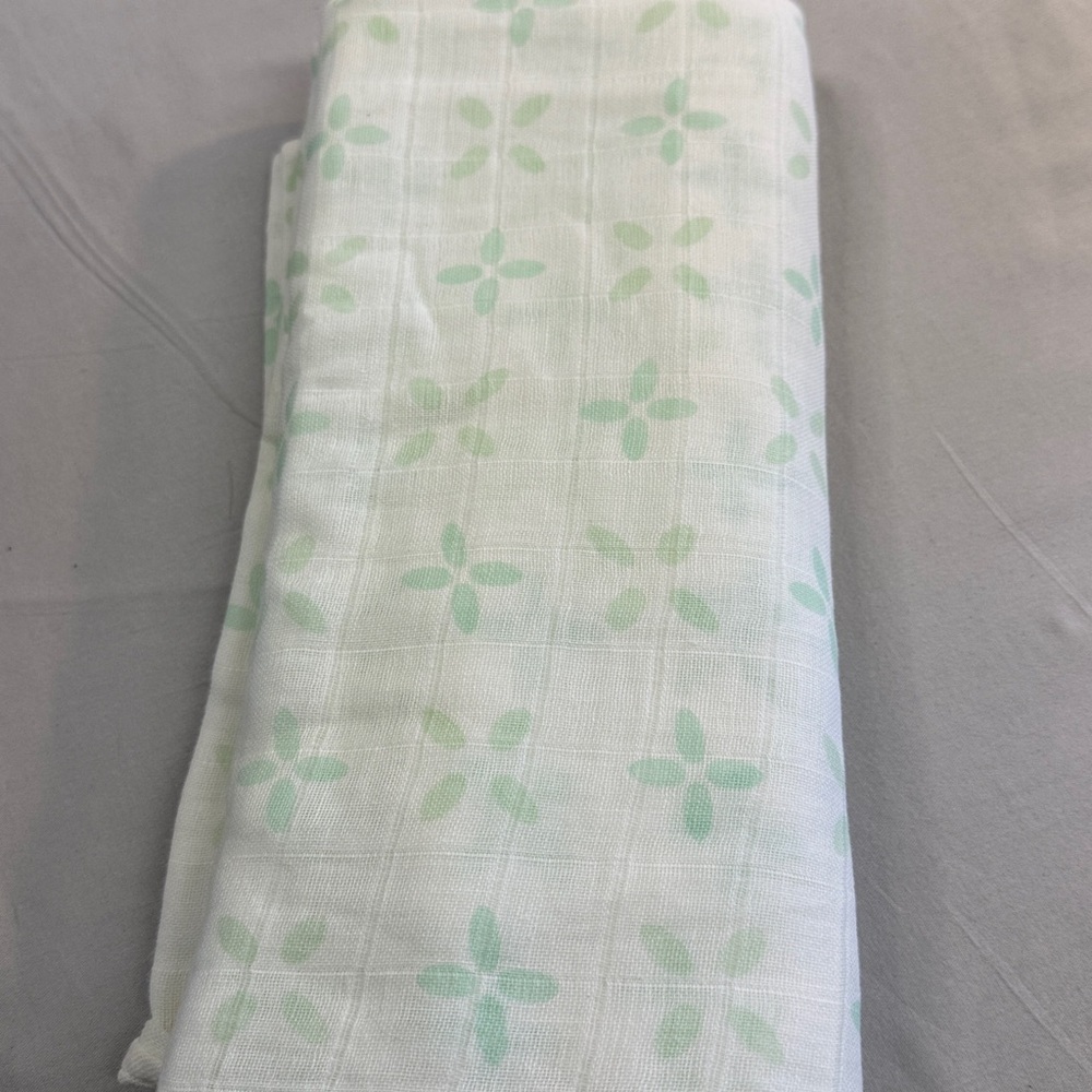 🐥 Amazing Baby - LIKE NEW - White and Mint Floral Patterned Swaddle Blanket